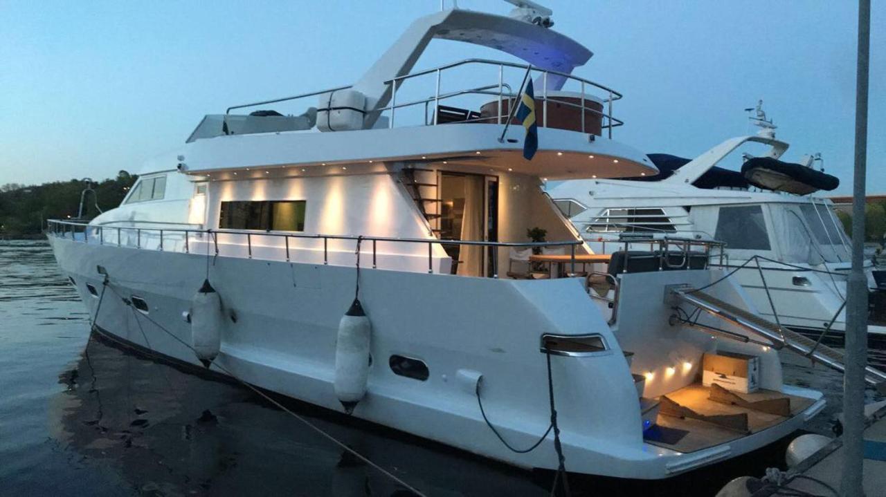 Botel Vip In A Luxurious Yacht *