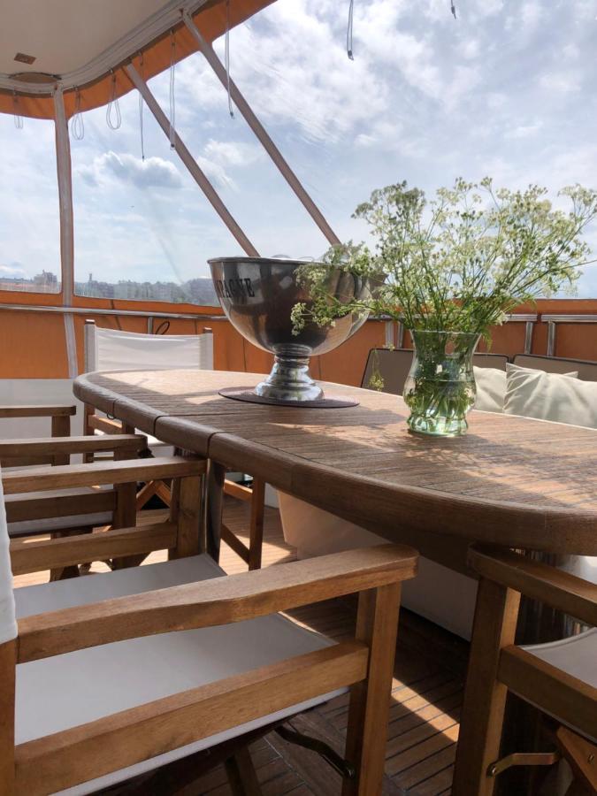 Botel Vip In A Luxurious Yacht *