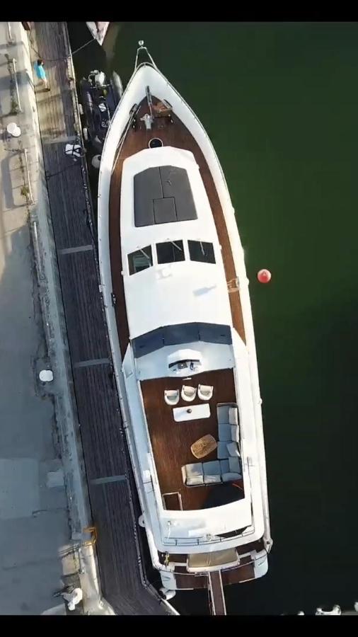 Vip In A Luxurious Yacht *